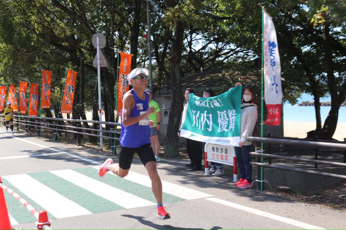 #芦北うたせマラソン レース展開振り返り

1:05'40
手元の #Garmin の5kmLAP
14'47-15'42-15'48-15'56-3'25

快晴で風も弱い気がしたため、最初から飛び出しました。

手元のGarminでは2'50を切るペースで突っ込みましたが、1人だけピタっとついてくる選手がいました。
