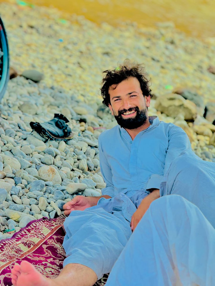 asma_baloch73's tweet photo. میرا بھائی ایک عام پرامن نوجوان ہے،جو اپنے محنت مزدوری سے کام رکھتا ہے.میرے بھائی کو بلا کسی جرم کے جبرا لاپتہ کرکے  کہیں کسی زندان میں حبسِ بیجا میں رکھا گیا ہے ۔ سیف بلوچ اپنے شاپ میں ہر وقت اپنے کام میں اور فارغ اوقات میں فٹ بال میں میں مصروف رہتا تھا۔
#ReleaseSaifullahBaloch https://t.co/F7GFTHuDLW
