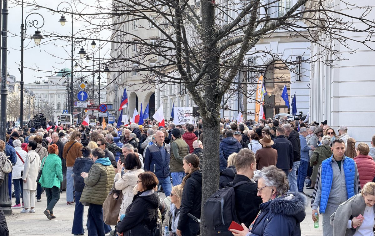 Komuchy i KOD-owcy znosi na ulicach. Oni są lepiej wytresowani przez Tuska i TVN, niż pies policyjny przez swojego opiekuna. 

#SAFE 
#ChcemyByćSafe