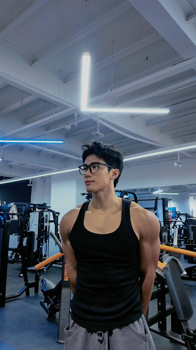 别看我小 tweet media