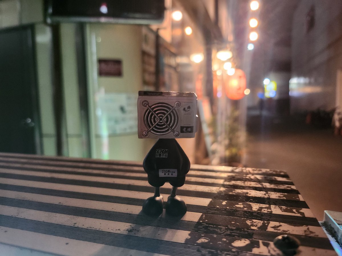 golyat_arowana's tweet photo. 念願のスクリューヘッドくん！わざわざ渋谷のセンター街で入手🤣
夜と路地裏が合う📸
他のシリーズもどうにかしてゲットしなければ✊

 #SCREWHEAD
 #スクリューヘッド https://t.co/JkLam2OCzx