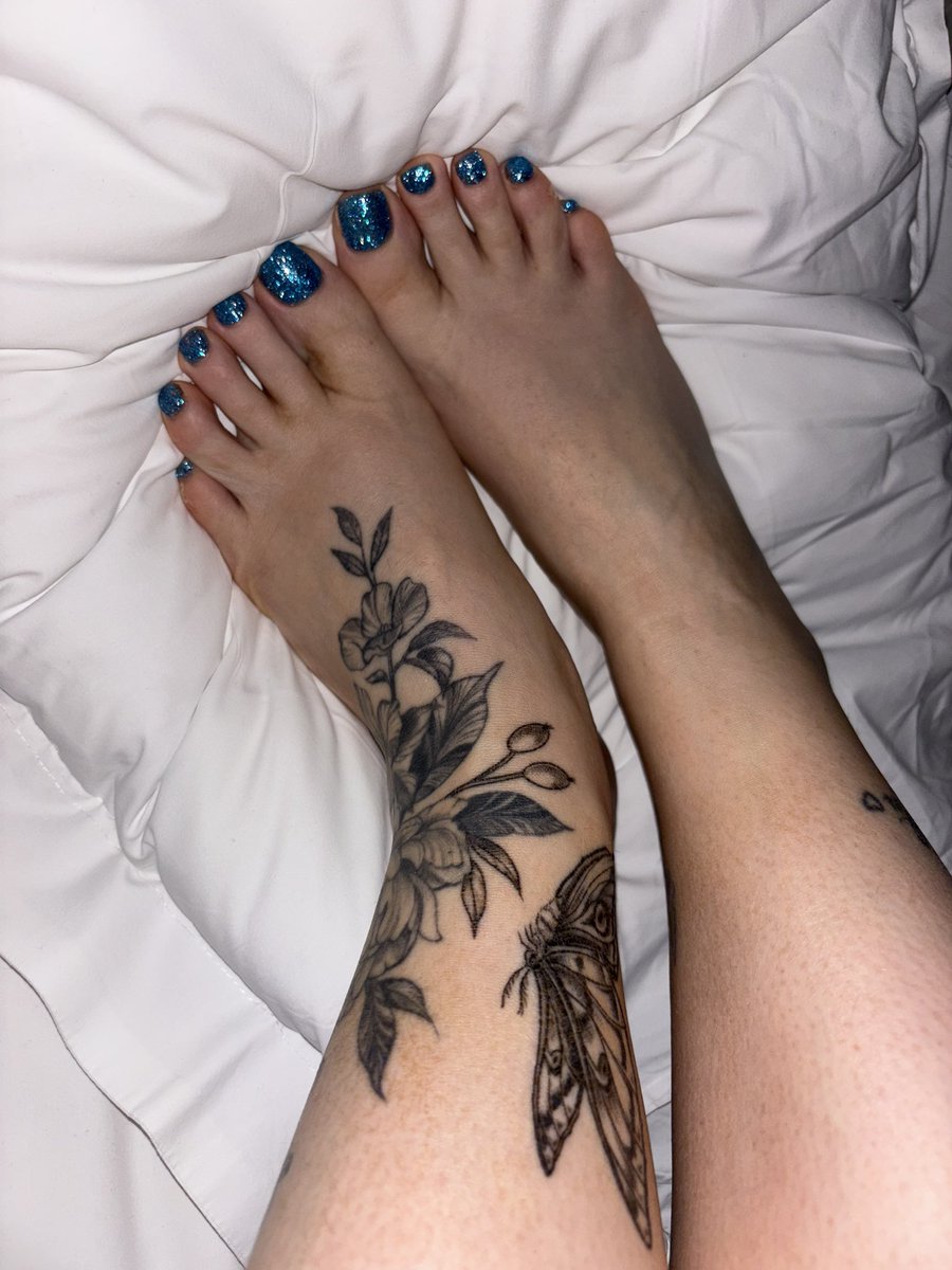 Inkedandarched's tweet photo. New toe colour, what do you think 🥰 

#toes #feet #tattoos https://t.co/A0g8C2YyHZ