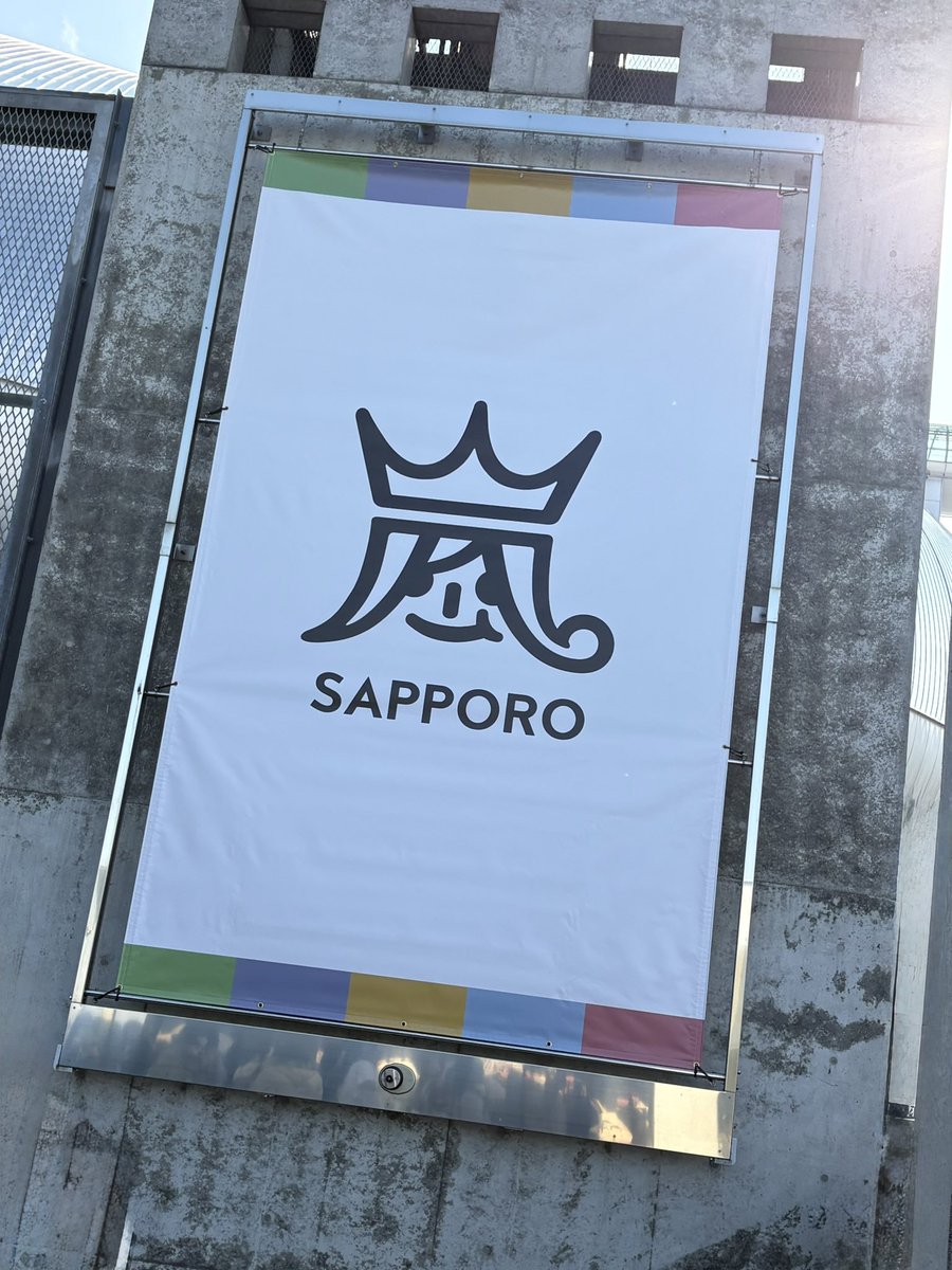 momo_sakura_ao's tweet photo. しっかり5分前に円陣
しっかり定刻ぴったりにスタート
そしてあっという間の3時間17分でした

開始30秒、20201231で止まったカウンターが動き始めて泣き、嵐5人が並んだモニター映像で泣き、大野さんの変わらない歌声で泣き、とにかく皆で泣いた3時間17分。
一緒に泣いて一緒に笑って幸せでした https://t.co/uDukD0GYvi