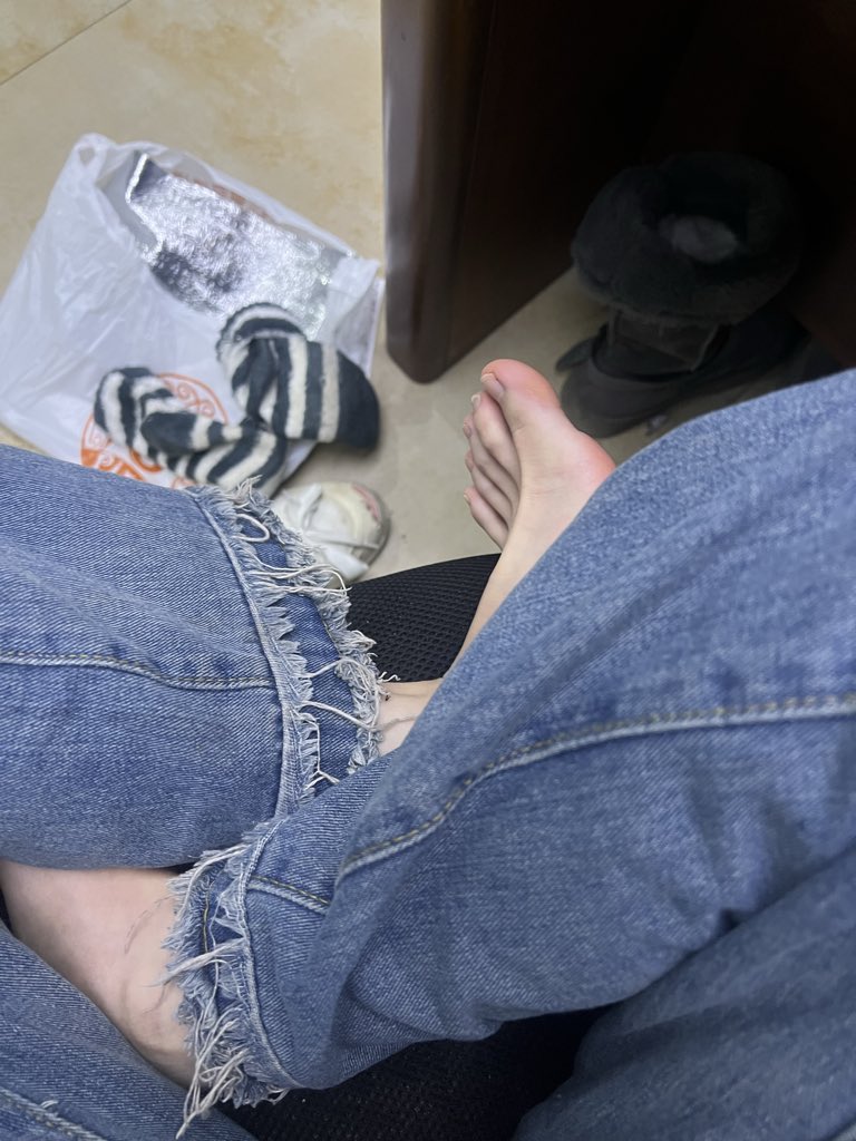 sama115517's tweet photo. 毛袜咋这么臭啊 特别是有地暖 直接给我弄一脚汗 那些傻逼又忍不住 想要买来泡水喝吧哈哈哈哈 https://t.co/5ldZGyIlaX