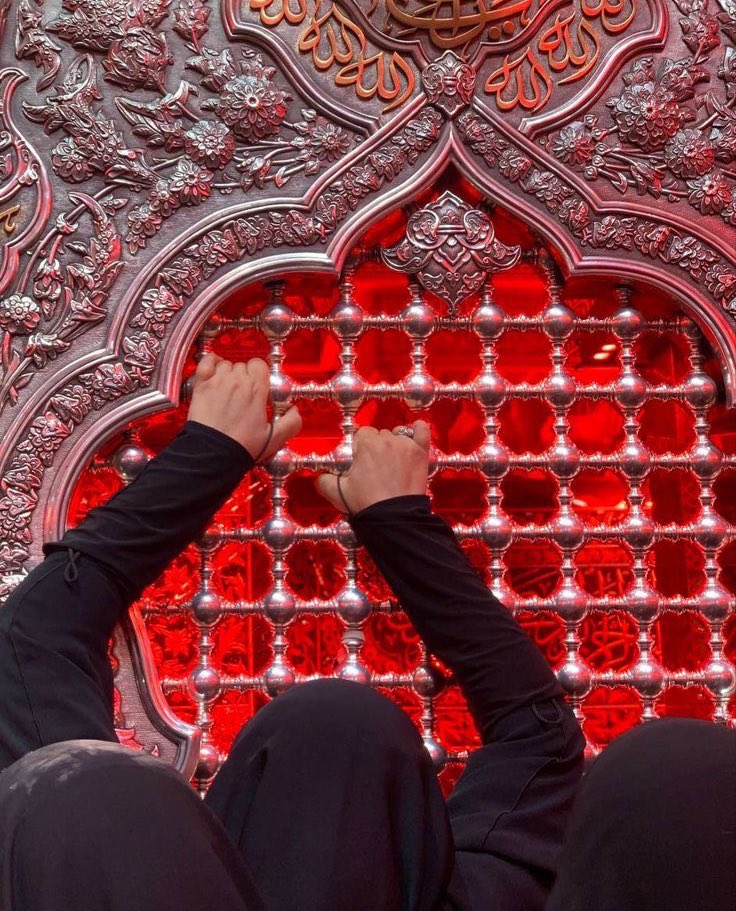 hr_diii's tweet photo. Now my eyes are thirsty for your sight and i really want to hold your zareeh, یا اباعبداللہ الحسینؑ ❤️‍🩹 https://t.co/LB2lqhhVXf