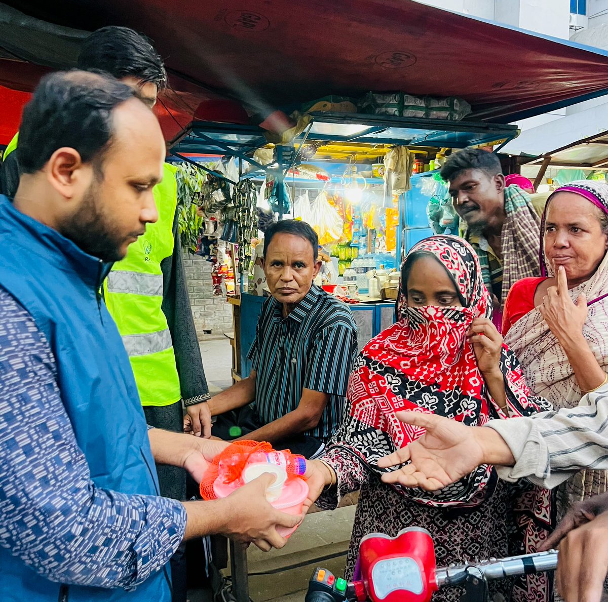 RafahFoundation's tweet photo. The blessed month of Ramadan teaches us the values of compassion, empathy, and humanity. Inspired by this spirit, Rafah Foundation continues to carry out various humanitarian initiatives to stand beside the underprivileged and marginalized members of society.

As part of these efforts, Iftar meals were distributed in Dhaka among daily wage earners, low-income individuals, and those in need. Such initiatives for the welfare of humanity will continue in the future, Insha’Allah.

Let us all become partners in this journey of humanity. To be part of Rafah Foundation’s humanitarian activities, register today as a volunteer:

🔗 Volunteer Registration: https://t.co/UkvwyhxvMX
📞 Contact: +8801629803253
🌐 Website: https://t.co/rm38zd8Et5
