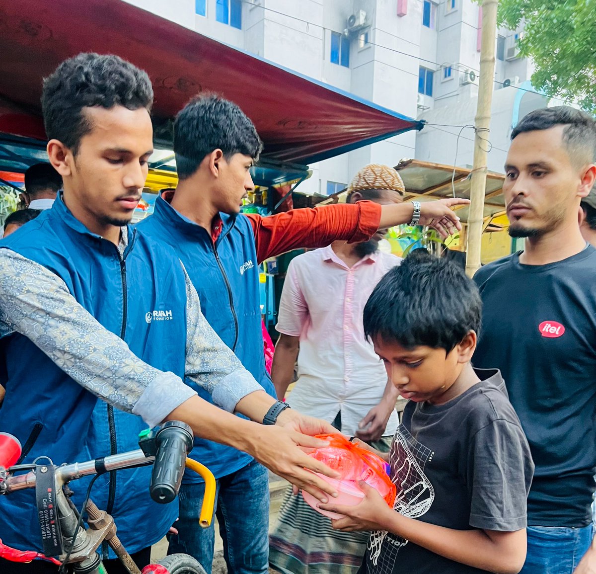 RafahFoundation's tweet photo. The blessed month of Ramadan teaches us the values of compassion, empathy, and humanity. Inspired by this spirit, Rafah Foundation continues to carry out various humanitarian initiatives to stand beside the underprivileged and marginalized members of society.

As part of these efforts, Iftar meals were distributed in Dhaka among daily wage earners, low-income individuals, and those in need. Such initiatives for the welfare of humanity will continue in the future, Insha’Allah.

Let us all become partners in this journey of humanity. To be part of Rafah Foundation’s humanitarian activities, register today as a volunteer:

🔗 Volunteer Registration: https://t.co/UkvwyhxvMX
📞 Contact: +8801629803253
🌐 Website: https://t.co/rm38zd8Et5