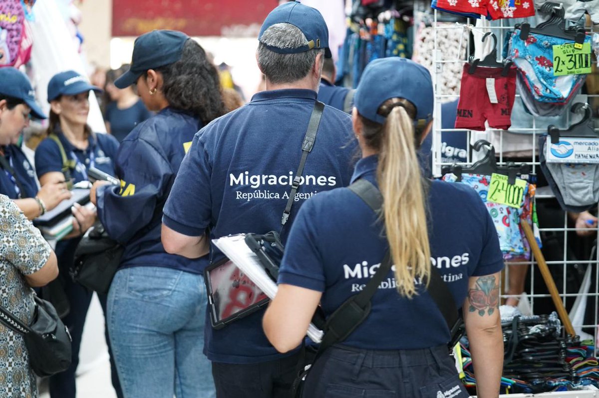 24conurbano's tweet photo. #Caba ALLANARON UNA GALERÍA COMERCIAL EN ONCE, REALIZARON UN CONTROL MIGRATORIO Y ENCONTRARON A 4 EXTRANJEROS CON ANTECEDENTES PENALES: SERÁN EXPULSADOS DEL PAÍS

Agentes del Departamento Federal de Investigaciones (DFI) irrumpieron en “La Juanita” e hicieron un relevamiento poblacional en el que quedaron expuestos los delincuentes.

“Documentos por favor”

A partir de una serie de denuncias, la División Comisaría de Asuntos Migratorios supervisó 25 locales en el que trabajaban 56 personas, de las cuales 32 provenían de otro país y solo 24 eran argentinos.

Tolerancia cero

Se confeccionaron tres actas de infracción migratoria a comercios por encontrarse trabajando extranjeros en condición migratoria irregular. A su vez, identificaron a los cuatros sujetos que contaban con causas abiertas, estaban prófugos o habían tenido pasos por prisión y que, ahora, deberán volver a su lugar de origen.