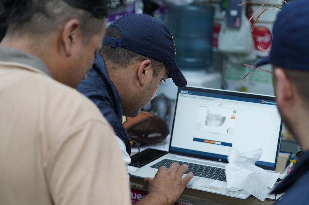 24conurbano's tweet photo. #Caba ALLANARON UNA GALERÍA COMERCIAL EN ONCE, REALIZARON UN CONTROL MIGRATORIO Y ENCONTRARON A 4 EXTRANJEROS CON ANTECEDENTES PENALES: SERÁN EXPULSADOS DEL PAÍS

Agentes del Departamento Federal de Investigaciones (DFI) irrumpieron en “La Juanita” e hicieron un relevamiento poblacional en el que quedaron expuestos los delincuentes.

“Documentos por favor”

A partir de una serie de denuncias, la División Comisaría de Asuntos Migratorios supervisó 25 locales en el que trabajaban 56 personas, de las cuales 32 provenían de otro país y solo 24 eran argentinos.

Tolerancia cero

Se confeccionaron tres actas de infracción migratoria a comercios por encontrarse trabajando extranjeros en condición migratoria irregular. A su vez, identificaron a los cuatros sujetos que contaban con causas abiertas, estaban prófugos o habían tenido pasos por prisión y que, ahora, deberán volver a su lugar de origen.