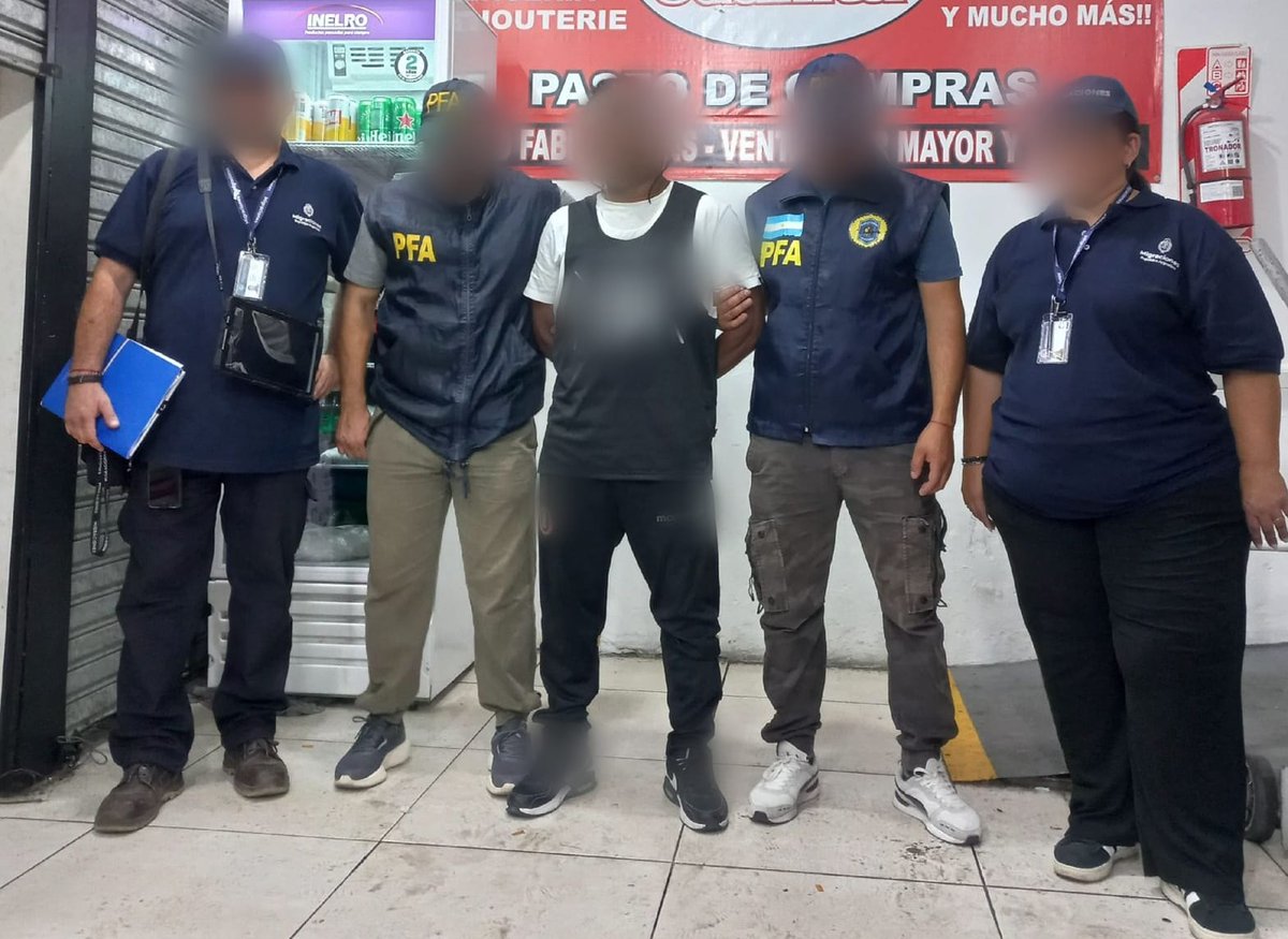 24conurbano's tweet photo. #Caba ALLANARON UNA GALERÍA COMERCIAL EN ONCE, REALIZARON UN CONTROL MIGRATORIO Y ENCONTRARON A 4 EXTRANJEROS CON ANTECEDENTES PENALES: SERÁN EXPULSADOS DEL PAÍS

Agentes del Departamento Federal de Investigaciones (DFI) irrumpieron en “La Juanita” e hicieron un relevamiento poblacional en el que quedaron expuestos los delincuentes.

“Documentos por favor”

A partir de una serie de denuncias, la División Comisaría de Asuntos Migratorios supervisó 25 locales en el que trabajaban 56 personas, de las cuales 32 provenían de otro país y solo 24 eran argentinos.

Tolerancia cero

Se confeccionaron tres actas de infracción migratoria a comercios por encontrarse trabajando extranjeros en condición migratoria irregular. A su vez, identificaron a los cuatros sujetos que contaban con causas abiertas, estaban prófugos o habían tenido pasos por prisión y que, ahora, deberán volver a su lugar de origen.