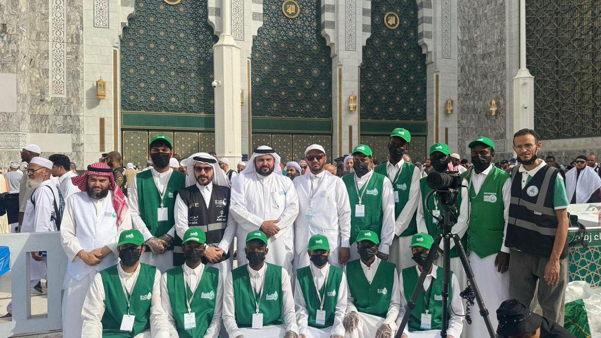 nmamakkyah's tweet photo. نماء المكية في الحرم المكي ||
في صورة حية لتكامل العمل الخيري بين قيادة الجمعية  والعمل التطوعي بخدمة #ضيوف_الرحمن ، تتجسد قيمة العطاء في مشهد يجسد روح التعاون بين فرق العمل في شهر الخير..
حيث يقوم الرئيس التنفيذي لجمعية #نماء_المكية_للسقاية_والرفادة الأستاذ خالد العنزي بتفقد جهود زملائه في #مركز_نماء_المكية_التطوعي_البيئي ومشاركتهم تنظيم سفرة #إفطار_الصائم في ساحات #الحرم_المكي مطلعاً على جهود الفرق التطوعية المشاركة في تقديم أجمل رسائل التكاتف حيث يساهم  فريق #مساهم التطوعي في تنظيم #الحشود فيما يواصل فريق #عنان_العطاء توزيع وجبات إفطار الصائم بكل محبة وإخلاص.
#التطوع_في_الحرم