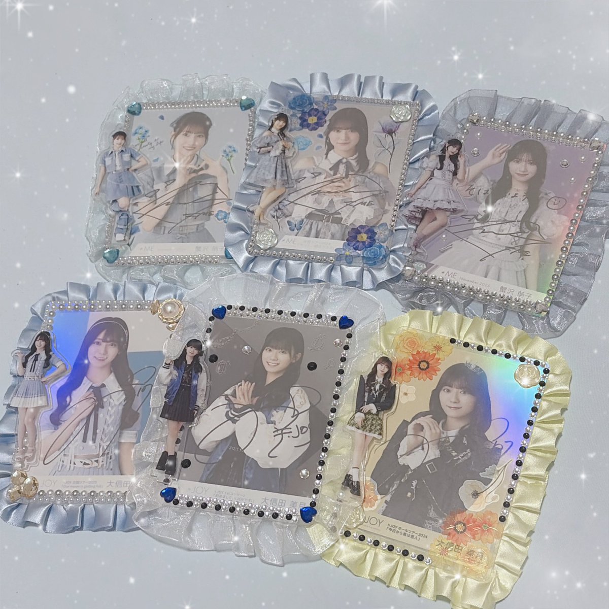 lightbluedrop_3's tweet photo. ついにノイミーとニアジョイのベスト3楽曲衣装の直筆硬質ケースデコが完成！💎👑

どれも好きな楽曲だからこそ
衣装モチーフにしてデコレーションしてみました✨

この3曲は本当に大好きで大切な曲なので
揃えることができて本当に嬉しいです☺️❤️🩵

#ノイミー #ニアジョイ
#蟹沢萌子 #大信田美月 https://t.co/lC4H4KOcDn
