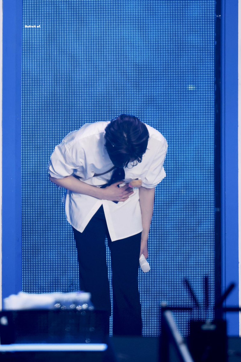 𝑩𝒖𝒕𝒕𝒐𝒏 𝐨𝐟 tweet media