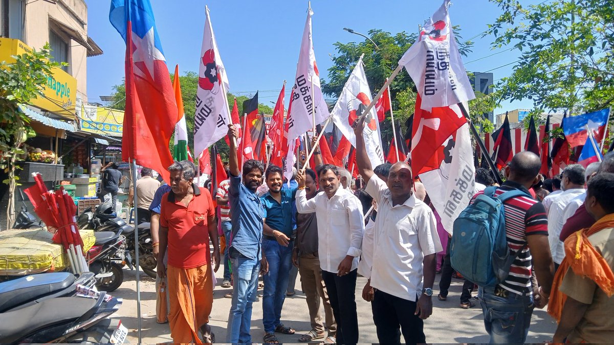 MNMChennaiZone's tweet photo. மதச்சார்பற்ற முற்போக்குக் கூட்டணி சார்பில், 
சமையல் எரிவாயு (LPG) தட்டுப்பாட்டைக் கண்டித்து,இன்று நடைபெற்ற மாபெரும் கண்டன ஆர்ப்பாட்டத்தில், 

மக்கள் நீதி மய்யம் தலைவரும், மாநிலங்களவை உறுப்பினருமான திரு. கமல்ஹாசன்
அவர்களின் அறிவுறுத்தலின்படி, 

மண்டல செயலாளர் திரு.T.மயில்வாகனன் அவர்களின் ஆலோசனையின்படி, 

திரு. வி. க நகர் தொகுதியில்  நடைபெற்ற ஆர்ப்பாட்டத்தில் மக்கள் நீதி மய்யம் சார்பாக, பெரம்பூர் & திரு.வி.க நகர் மாவட்ட செயலாளர் திரு.V. உதயகுமார் அவர்களின் தலைமையில், 

சக்தி
 K.T.வெங்கடேசன் துணை மாவட்ட செயலாளர், 
N.கமல் மதி நகர செயலாளர், 
M.A.வேலா நகர செயலாளர், 
K.N.பிரசாந்த் வட்டச் செயலாளர், 
M.சண்முகம் வட்ட செயலாளர், 
A.கிருஷ்ணமூர்த்தி வட்ட செயலாளர், 
பரமகுரு வட்டச் செயலாளர், 
N.V சீனிவாசன் வட்டச் செயலாளர், 
K.துரைராஜ் வட்டச் செயலாளர், 
A.அப்துல் மஜீத் வட்டச் செயலாளர், 
D.குமரவேல் கிளைச் செயலாளர், 
பன்னீர் 
கிளைச் செயலாளர். 
மற்றும் உறுப்பினர்கள்,  கலந்துக் கொண்டனர்.
#KamalHaasan
#MakkalNeedhiMaiam

#TNRejectsNDA 
#பச்சோந்தி_அதிமுக 
#பாசிச_பாஜக