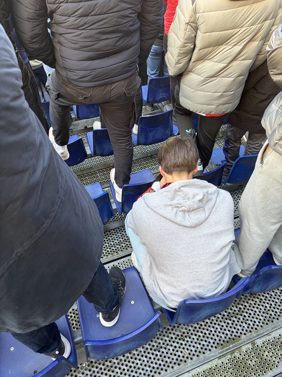 Wat het spel van Robin van Persie met je doet..

#FEYexc #eredivisie