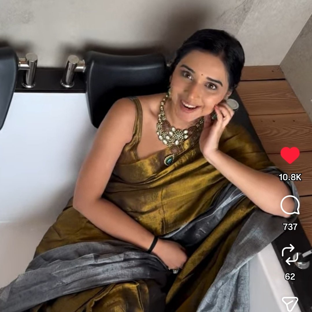 Ve tu nakhre de naal jadon nachdi
Agg vekhi aake fer assi machdi
Seene naal laa le apna bana le
Apna bana le haaye ni seene naal laa le
Tere hath Salariye si ae dor ni kudiye
Ik geda gidde vich hor
Ik geda gidde vich hor ni kudiye

#tanyamittal #tanyakaparivaar