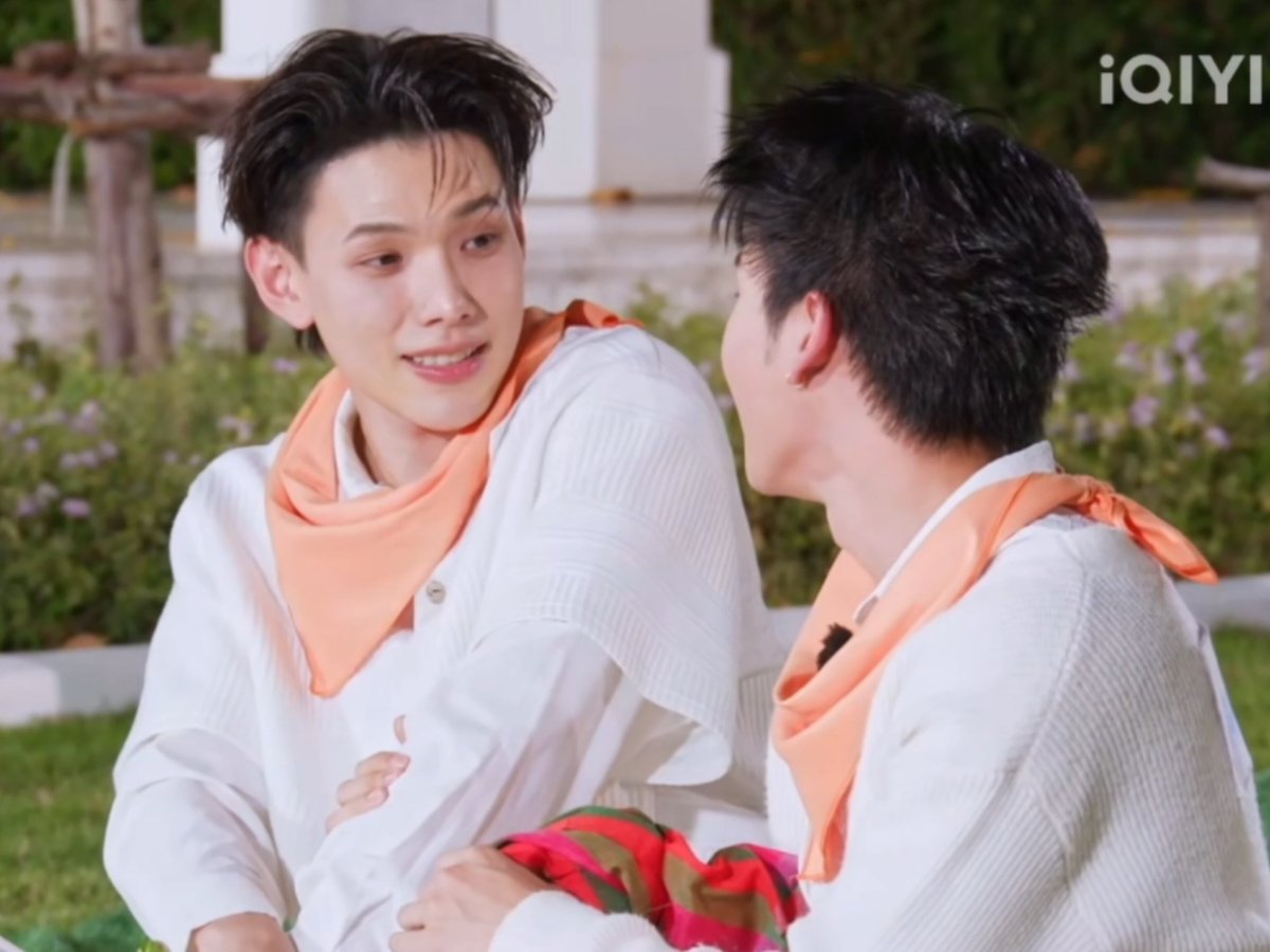 เออออออ ตลกอ่ะะะะะ จากสายตาพิอู๋แว้บๆในรายการวันนั้น นดมันจับได้หมดว่าคนตรงหน้าพิอู๋คือใคร .... สายตาที่ใช้มองแค่นอรอ่ะะะะะะะ นดมันเก่งกันมากกกกก

#DaouOffroad #ต้าห์อู๋ออฟโรด