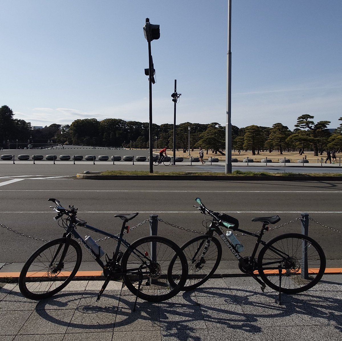 nmakita's tweet photo. 考えてみたら今日は午前中ロード82キロ、午後クロス18キロ、合計100キロ。疲れるわけだ（笑）
明日は在宅すっぺ。

2台（用途別）持ってるから、朝は自分のフィットネス、夕方は家族とゆるポタ、両方できる贅沢な幸せ。

#クロスバイク #KhodaaBloom #RailDiscEX #ロードバイク #Corratec #Dolomiti https://t.co/jYunOK07uq