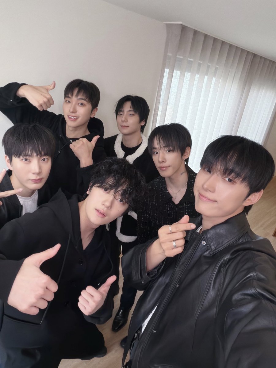 OmegaX_official's tweet photo. [📸]

포애기와 함께해서 더 완벽했던 주말!
오늘도 행복한 하루를 선물해 줘서 고마워요. 
내일도, 앞으로도 계속 함께해요 💖💝

#OMEGA_X #오메가엑스 https://t.co/UqFoFhrxvr