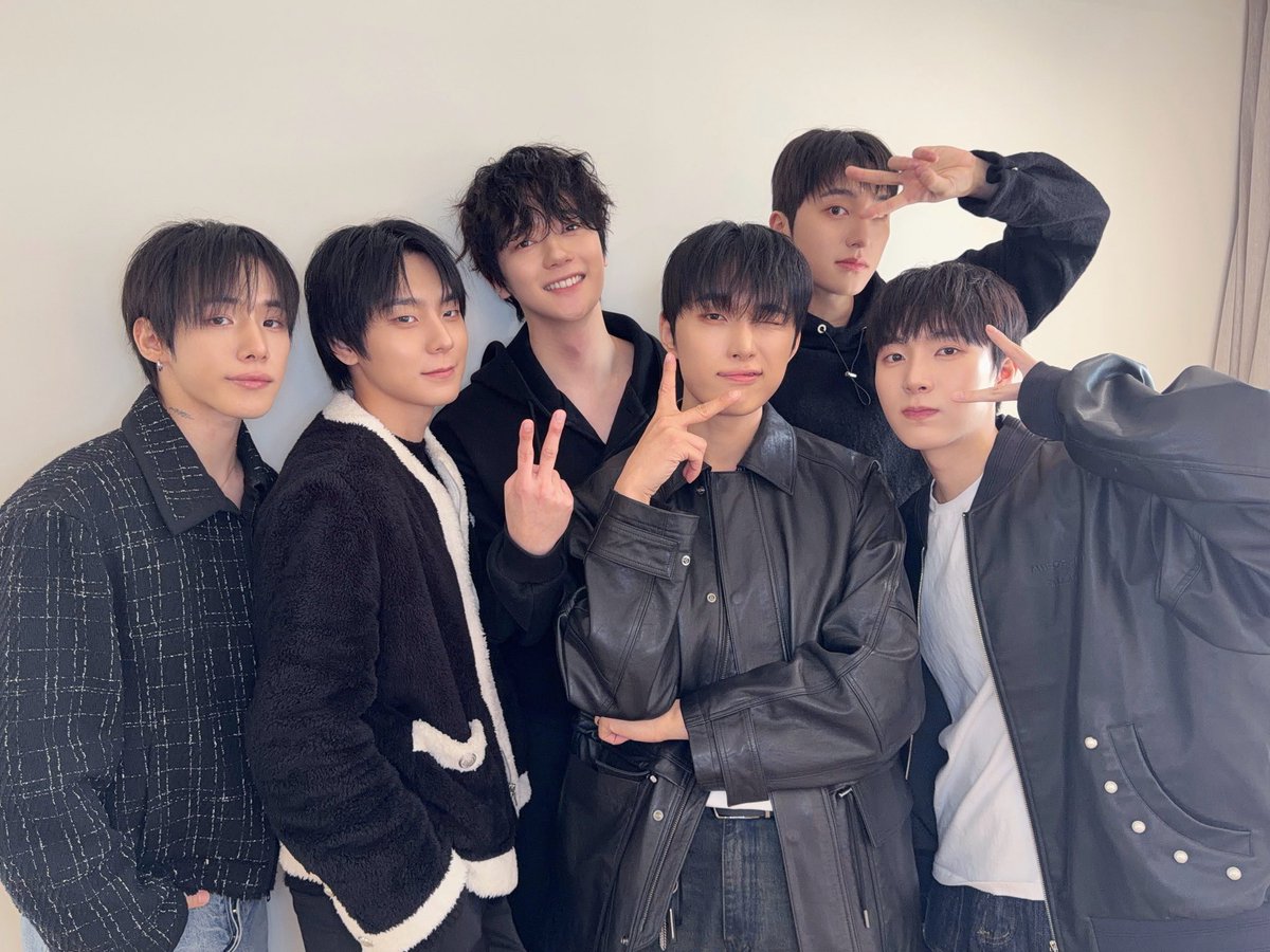 OmegaX_official's tweet photo. [📸]

포애기와 함께해서 더 완벽했던 주말!
오늘도 행복한 하루를 선물해 줘서 고마워요. 
내일도, 앞으로도 계속 함께해요 💖💝

#OMEGA_X #오메가엑스 https://t.co/UqFoFhrxvr