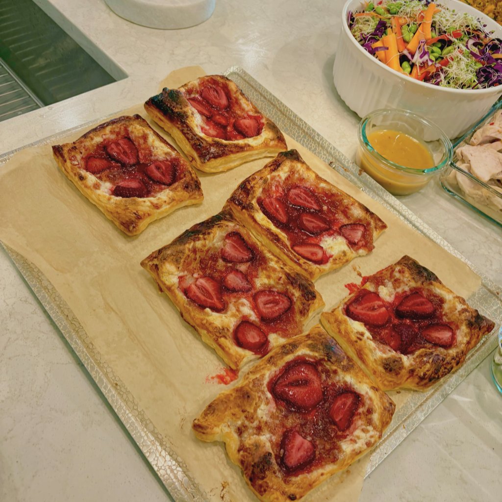 Seasonal eating can support better digestion, energy, and overall balance 🌱 Using fresh, in-season fruit like strawberries makes treats like these danishes feel lighter and more nourishing. 🍓✨ #balancedliving #personalchef #mealprepservice #friendthatcooks