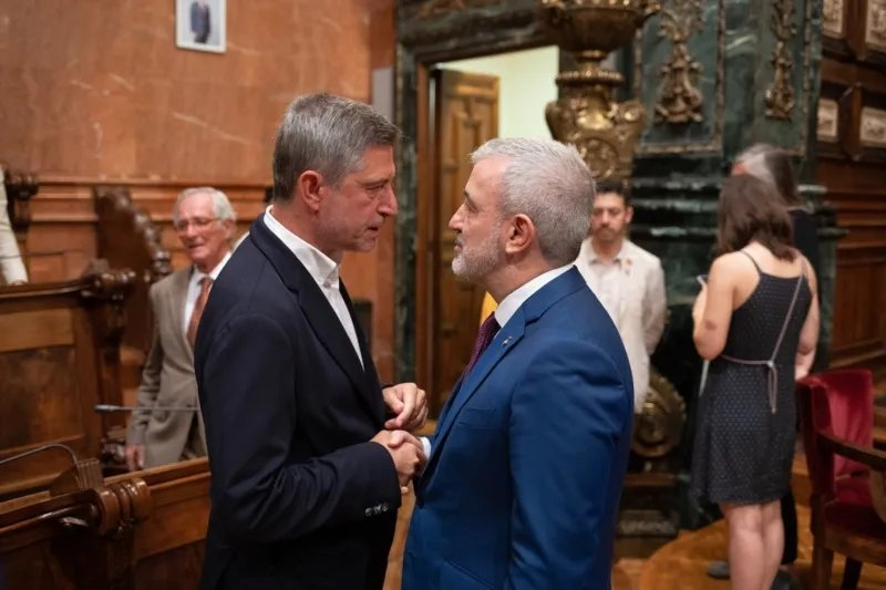 perinno's tweet photo. Mentre el #convergent @Junts_BCN👴🇪🇸💸que cobra 87.913 € i es fa dir "oposició", practicava el "qui dia passa" amb ella i @jaumecollboni a càrrec de l'erari públic. 

Són paràsits predicant allò que no creuen en un país ple de caïnites.😡 

©️perinno🏌️‍♂️
https://t.co/GH5U8ZUwAF https://t.co/j7Ca4hdXBr