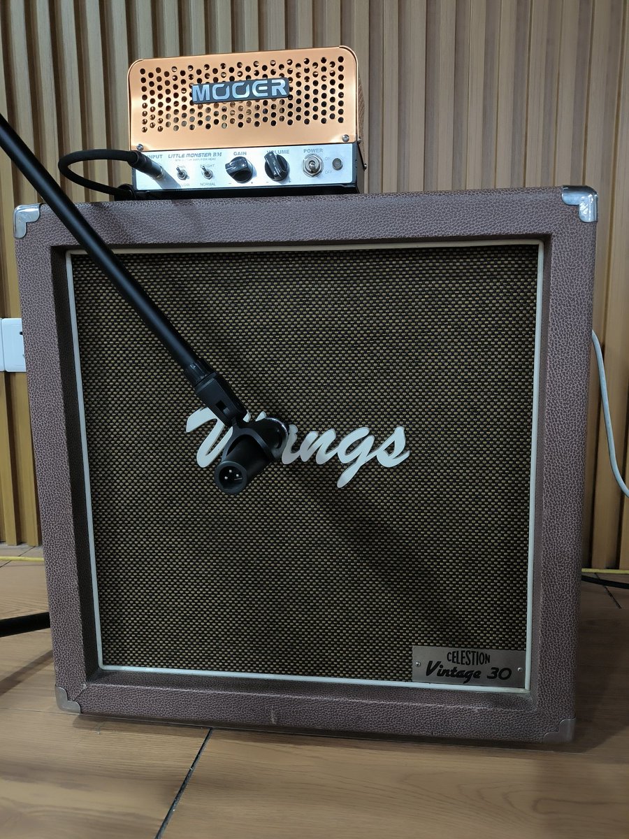 smallke1018's tweet photo. My New Gear
​Mooer Littlemonster BM
​WANGS 112 CELESTION Vintage 30 cab
​SHURE SM58s https://t.co/GhAAjfRcsQ