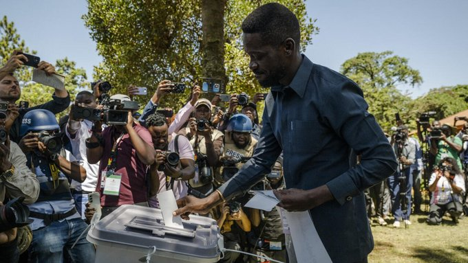 Africaininfo's tweet photo. Ouganda : l'opposant Bobi Wine annonce avoir quitté le pays [RFI Afrique] #BobiWine #bobiwineat44 https://t.co/o9O7zoOr3D