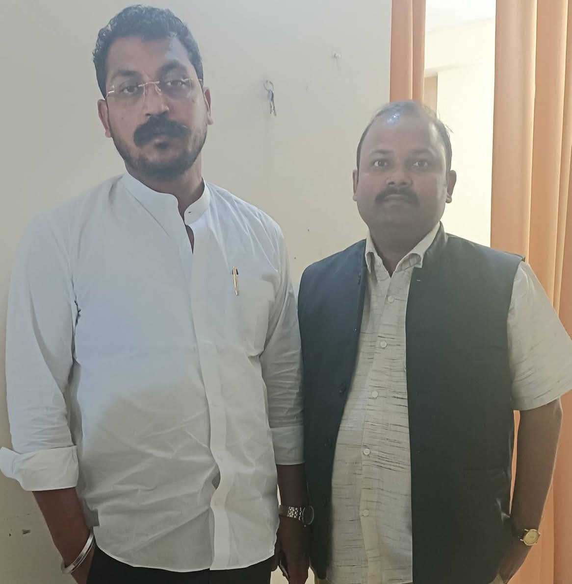pasipartycheif's tweet photo. चले थे नीले कबूतर उड़ाने ख़ुद ही उड़ गए 
पता नहीं कल से कहां गुम हो गए 
एक चमरान और एक पसियान से पंगा मत लेना बाकी किसी से ले लेना माननीय @BhimArmyChief जिंदाबाद वीरांगना ऊदा देवी पासी बहुजन संगठन महासभा आपके साथ है 
डॉ आर के आदर्श संस्थापक/ राष्ट्रीय अध्यक्ष https://t.co/3BgawAvnKC