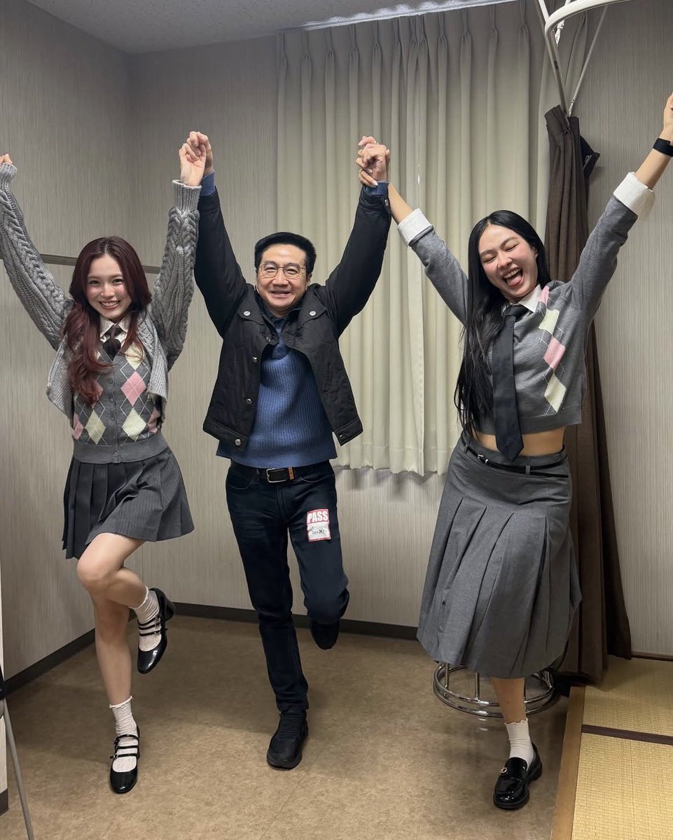 genuinely how did milklove convince p’tha to do the glico man pose together 😭😭😭 this is hilarious HAHAHAHA