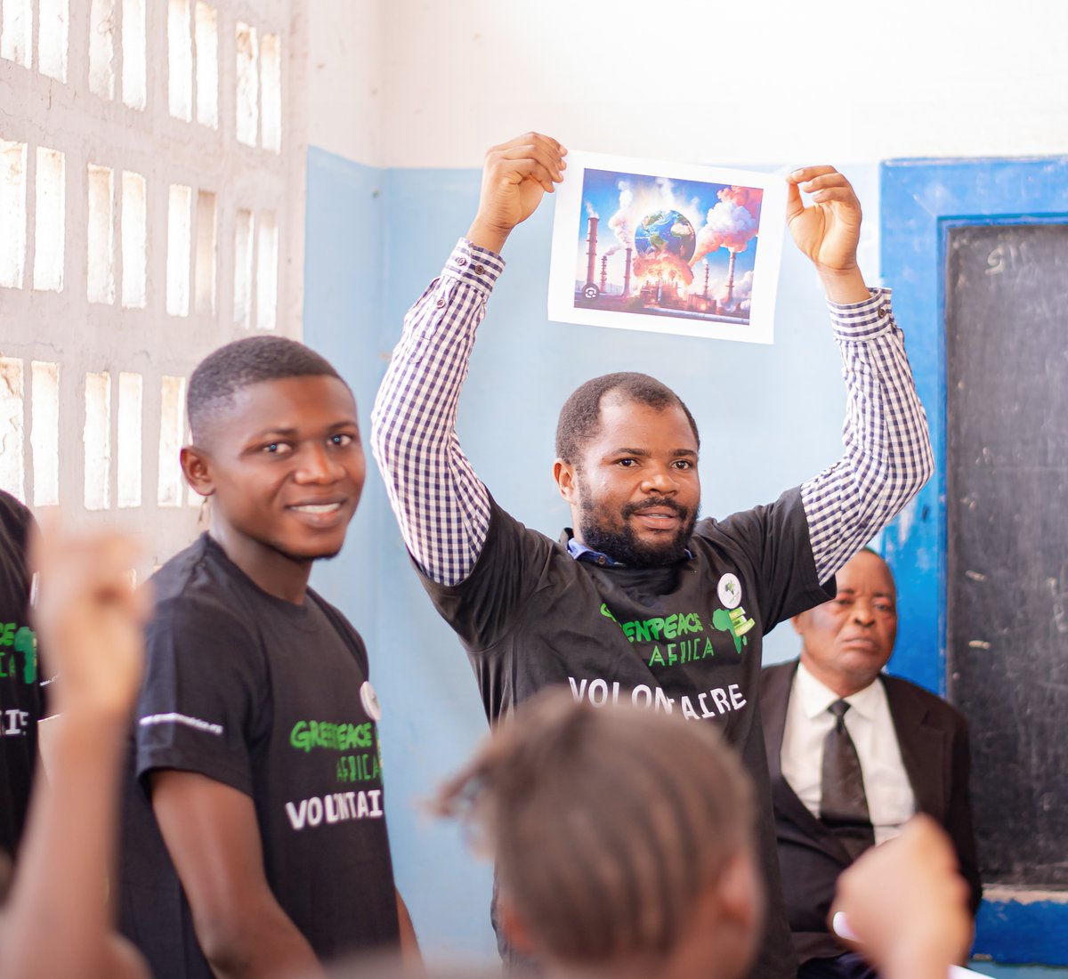 GreenpeaceAfrik's tweet image. Les images parlent là où les mots échouent. 

Elles éveillent la curiosité et font grandir la compréhension.

Chaque illustration devient une petite graine qui grandit dans l’esprit des enfants, les préparant à devenir les acteurs du changement de demain.
#Éducation #Futur