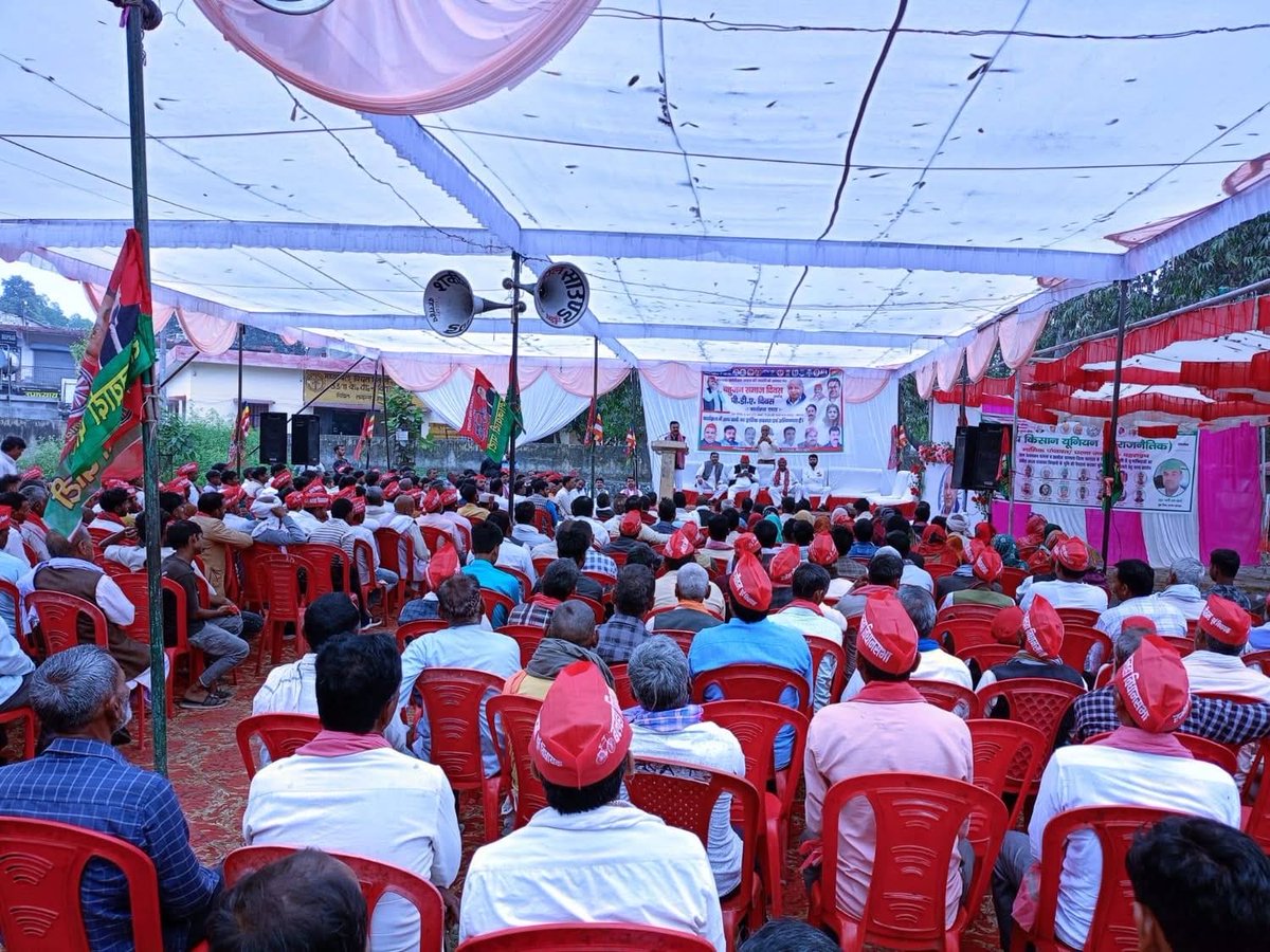 ShabbirMLAbrh's tweet photo. समाजवादी पार्टी जिला बहराइच द्वारा कलेक्ट्रेट धरना स्थल पर मान्यवर कांशीराम जी की जयंती मनाई गई।
सामाजिक न्याय को मजबूत करने एवं 2027 में अखिलेश यादव जी को मुख्यमंत्री बनाने का संकल्प लिया गया।

#मान्यवर_कांशीराम_जयंती #SP #UP2027
@samajwadiparty 
@yadavakhilesh 
@shivpalsinghyad https://t.co/mqAxpPKRlH