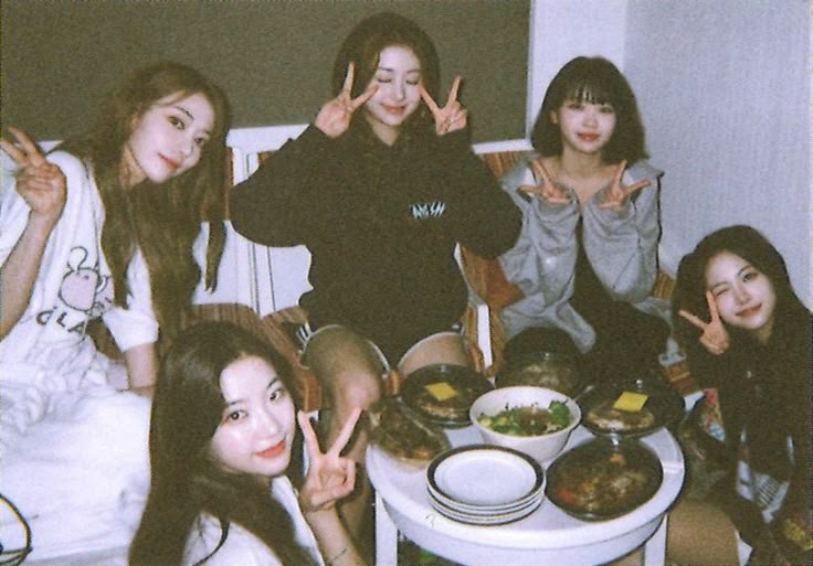 ssamdiary's tweet photo. extra: família @fearnojo x le sserafim https://t.co/Xdfx2p5GTX