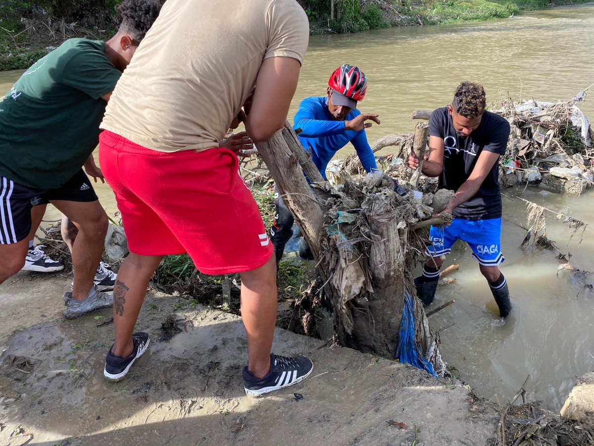 UG_Cuba's tweet photo. #UniversidadCubana 

✍️😁 Los equipos de la #OlimpiadaDeLaIntegralidad unen esfuerzo con la @UJC_UG para realizar una labor de saneamiento en el puente peatonal que une a la Ciudad Deportiva con el centro. 

👏🏻 Nuestros estudiantes reafirman el compromiso con la comunidad. https://t.co/G49y1xytbm
