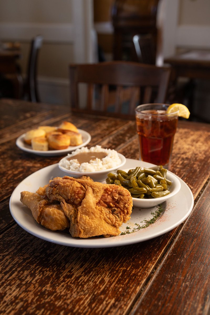 VisitVicksburg's tweet image. Serving Southern classics with a side of hospitality. #Sundays in #VisitVicksburg are meant for comfort food.

📍 Walnut Hills Restaurant