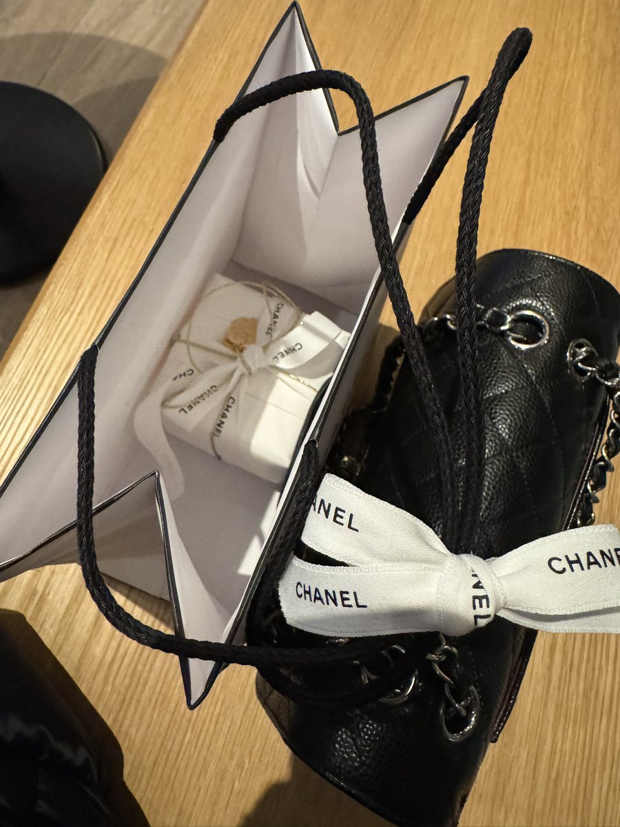 oat__milk's tweet photo. CHANELのココクラッシュリング💍買ってもろた( ^> ̫ < )👍🏻💕 https://t.co/lD1WXVYeFQ