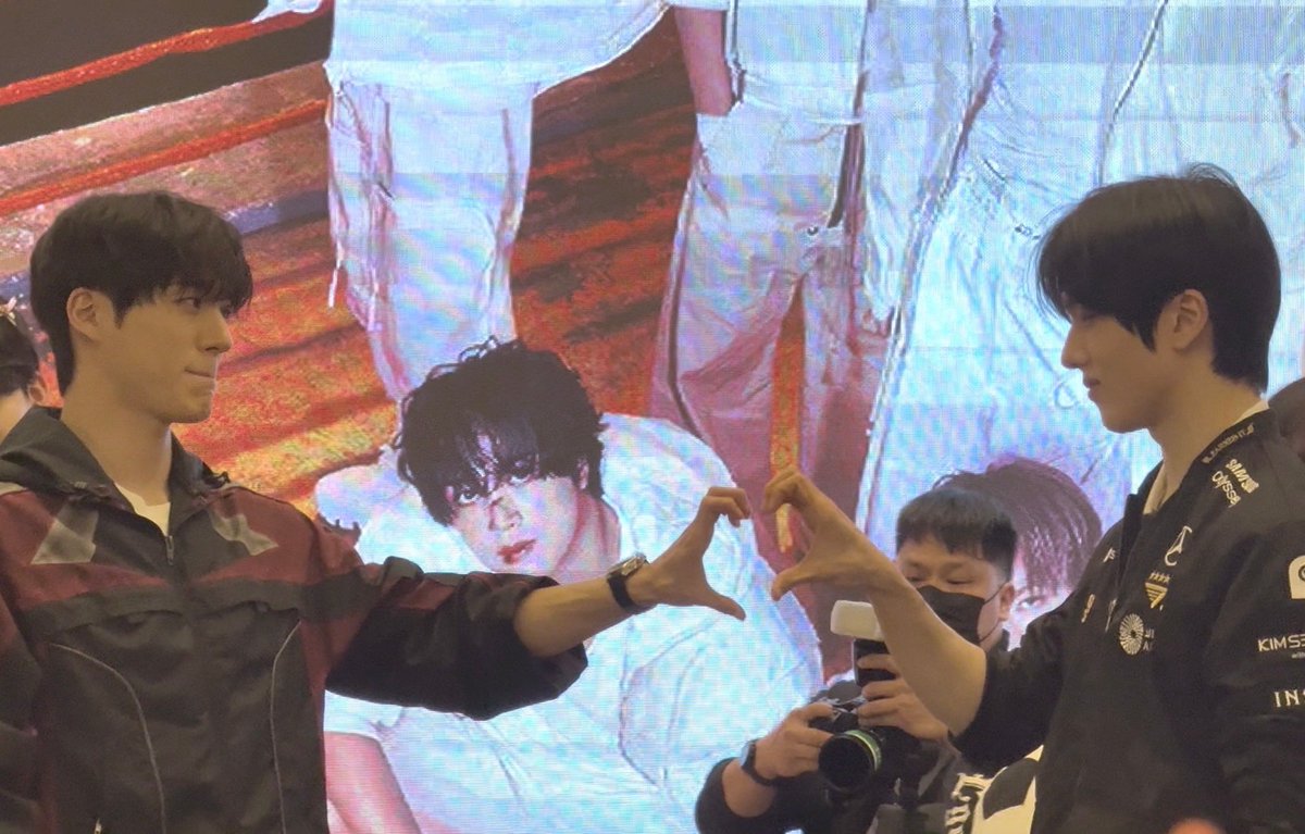 멜 tweet media