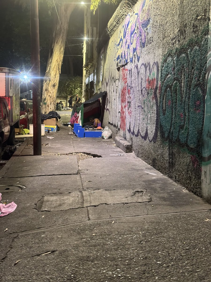 LissetNM's tweet photo. @AlessandraRdlv @AlcCuauhtemocMx  ya habían acudido a retirar basura y a la gente que se asentó ahí pero nuevamente están 🙃 Camelia y Aldama. Atrás de la Vasconcelos https://t.co/WLa1VCmQJX
