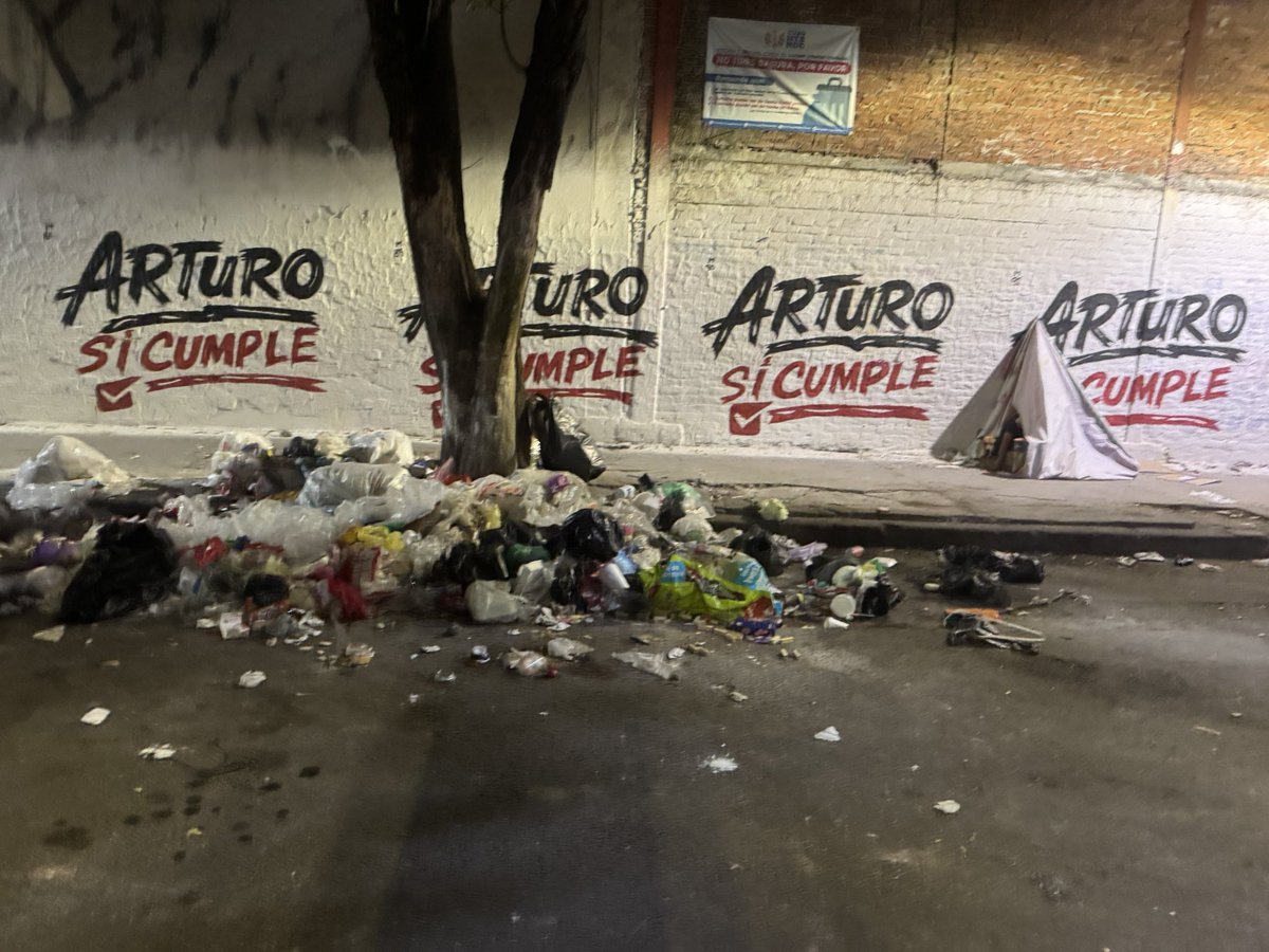 LissetNM's tweet photo. @AlessandraRdlv @AlcCuauhtemocMx  ya habían acudido a retirar basura y a la gente que se asentó ahí pero nuevamente están 🙃 Camelia y Aldama. Atrás de la Vasconcelos https://t.co/WLa1VCmQJX