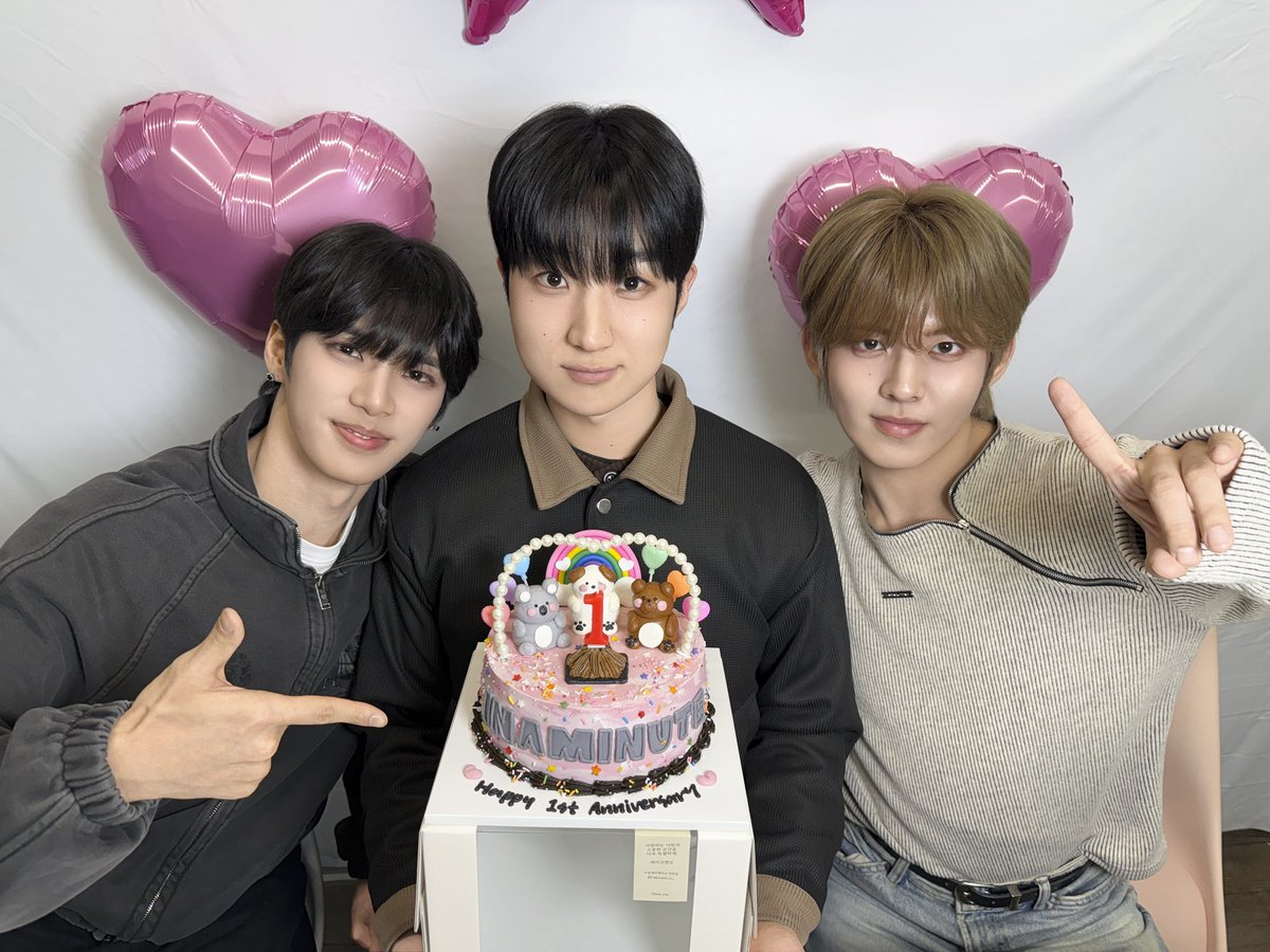 인어미닛이라는 이름으로 1년의 시간이 흘렀어요 ! 이닝이들이 함께 채워준 페이지들 덕분에 가득찬 1년이었어요 :) 요즈음 이닝이들과 함께하는 매일이 너무 즐겁구 행복해요 ㅎㅎ 언제나 든든하게 곁에 있어줘서 고마워요 이닝 ! 받은 사랑 꼭 보답할게요 사랑해요 이닝 ❤️

#InAMinute #인어미닛