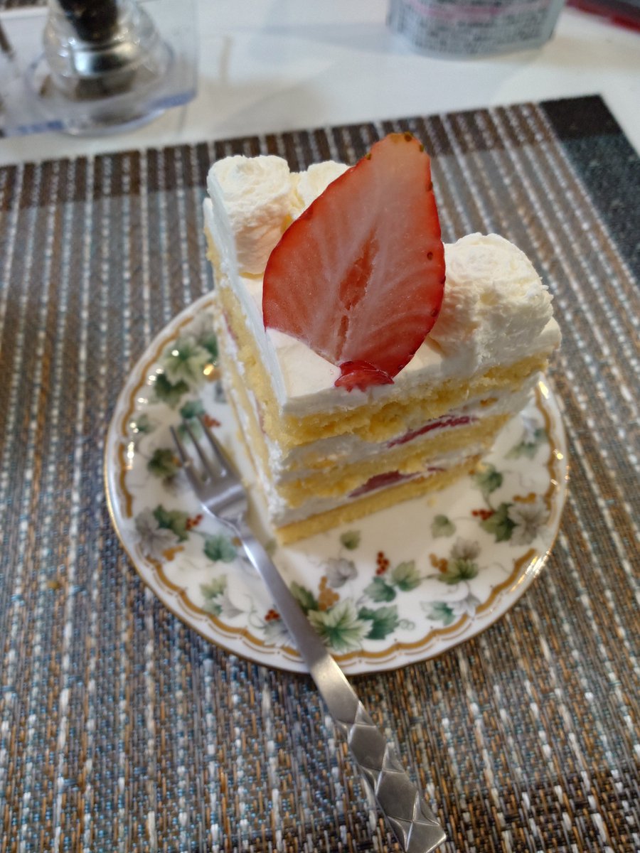 sonchyoo's tweet photo. ショートケーキ初めて自作したんだけどけっこう上手くない？ https://t.co/uZ7erZ45Wt