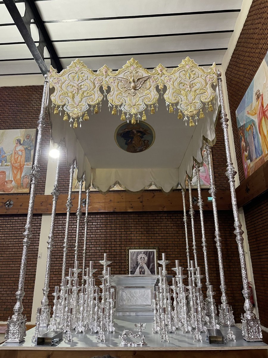 BorriquitaAlm's tweet photo. Ya ha comenzado el montaje del palio de Nuestra Señora de la Paz en la parroquía del Espíritu Santo, preparando con ilusión la llegada del Domingo de Ramos. https://t.co/gOWT5zWiSn