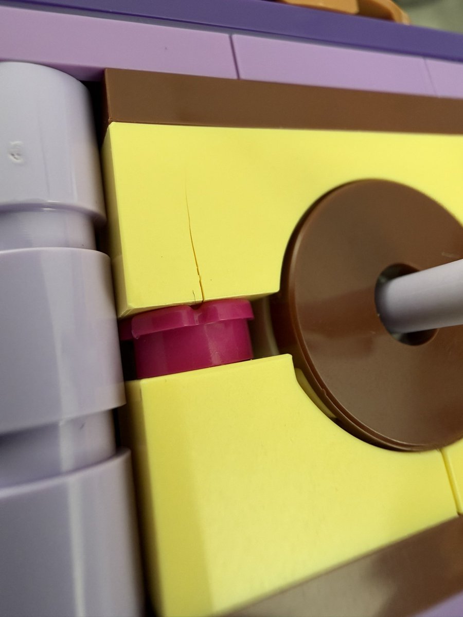 rdonselaar's tweet photo. The @LEGO_Group brick quality is very disappointing these days. In several sets bricks just split apart https://t.co/IEcDRwPONN