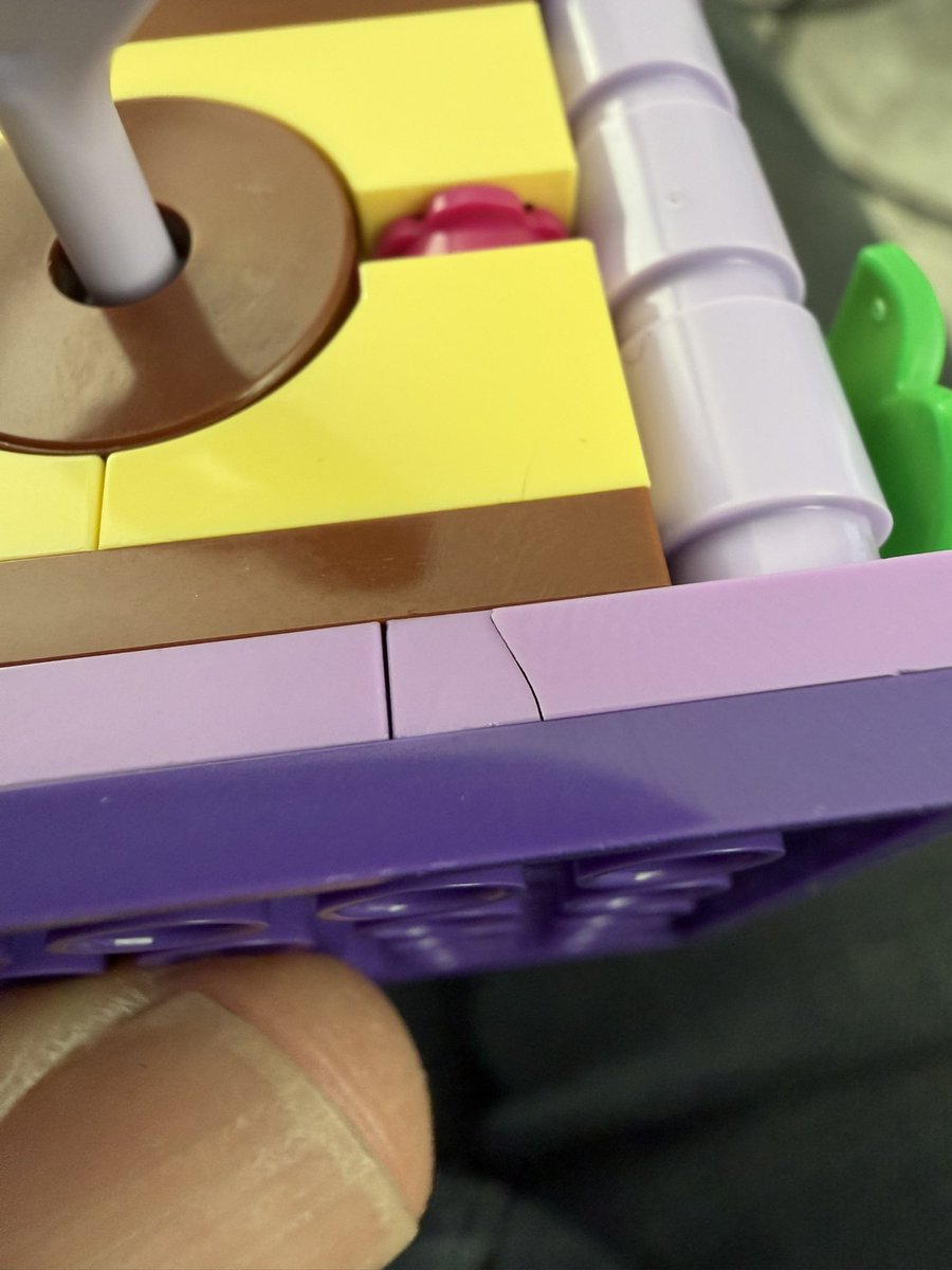 rdonselaar's tweet photo. The @LEGO_Group brick quality is very disappointing these days. In several sets bricks just split apart https://t.co/IEcDRwPONN