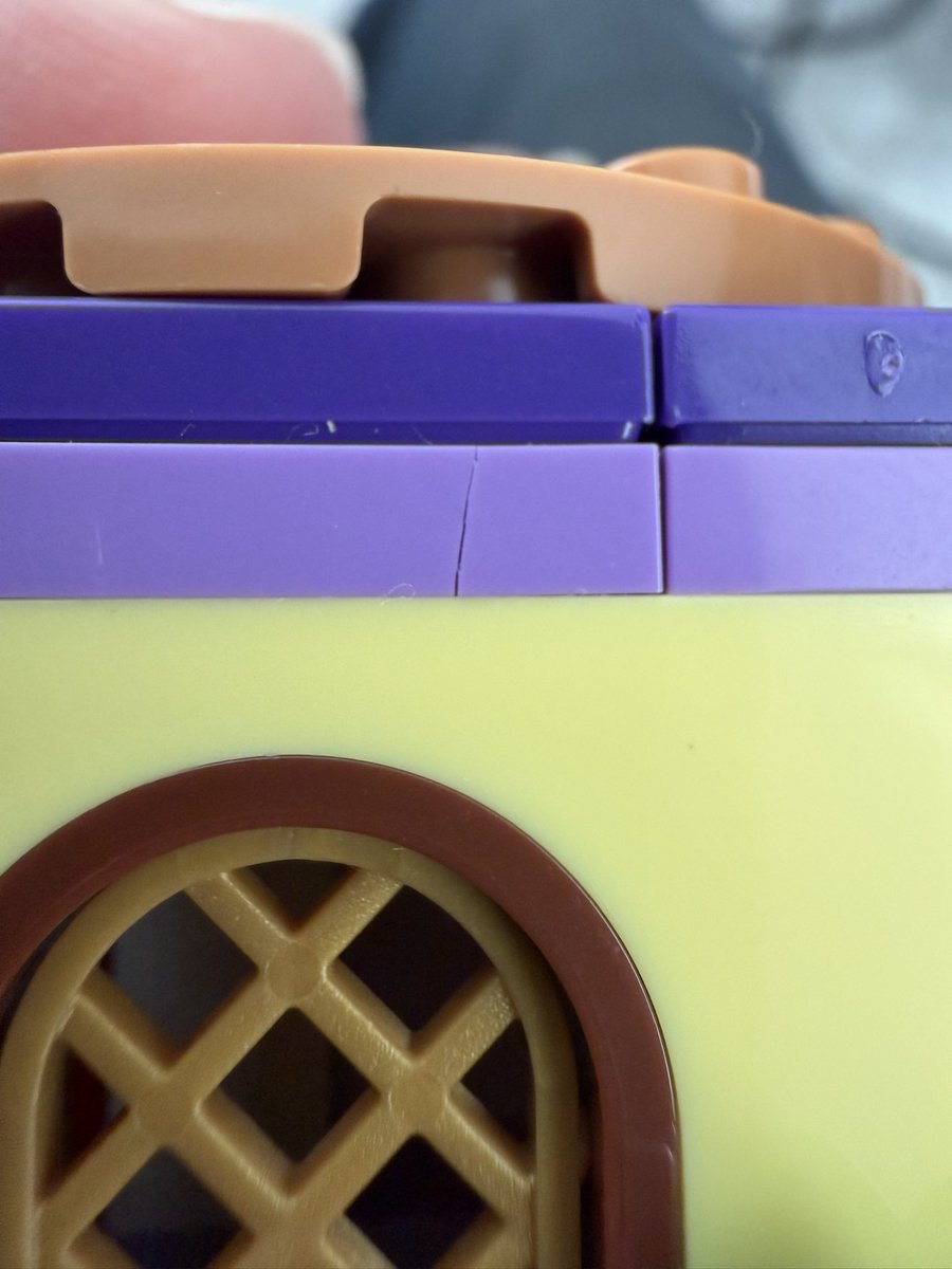 rdonselaar's tweet photo. The @LEGO_Group brick quality is very disappointing these days. In several sets bricks just split apart https://t.co/IEcDRwPONN