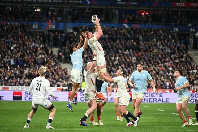 lequipe's tweet photo. Pendant le Crunch remporté par les Français, de nombreux téléspectateurs ont peiné à différencier les deux équipes à cause de la couleur de leurs maillots. Ce choix avait été validé par les arbitres et World Rugby avant le début de la compétition.
➡️ https://t.co/bMgzaMnrYh https://t.co/BCLFvfUcc2