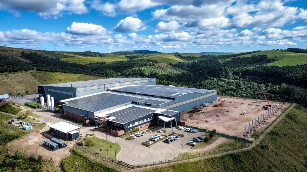 SayEntrepreneur's tweet photo. Beyond the church, the KwaSizabantu Mission in KZN is a massive economic engine and a primary employer in Kranskop. 🇿🇦

​Key Church-Owned Businesses:

💧 aQuellé: Leading bottled water & drinks
🌶️🥑🍅🍇🍓 Emseni Farming: Major hydroponic & avocado estates
🥛 Bonlé: Dairy, milk, and yogurt
📻 Radio Khwezi: Community broadcasting
🛒 Saverite: Supermarket & bakery
🎓 Education: Domino Servite & Cedar Academy

​A self-sustaining hub where enterprise meets ministry. 📈✨