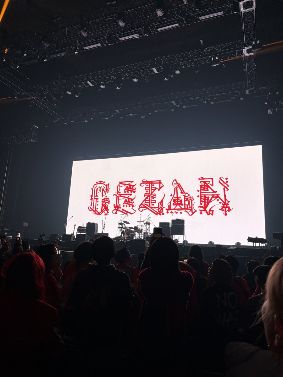 komau's tweet photo. GEZAN武道館、最高でしたー！！チャリの登場からもう優勝。あの衣装で紅白出て欲しい笑。

野音よりもサンプラザよりも、過去イチ良かったけれど、未来のGEZANは軽く昨日を超えてくるんだろうな。

サイゼでの後夜祭、ライブ行ってない人に「ワイン赤？白？」って聞かれて、全員「赤」って答えてた笑 https://t.co/mx7waAFB5o