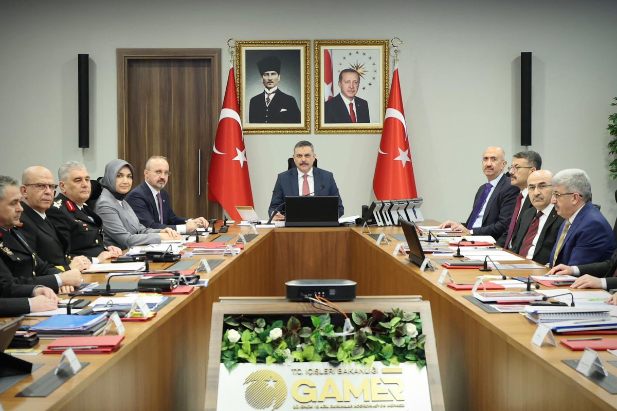 valialicelik's tweet photo. 📍İçişleri Bakanlığı 

İçişleri Bakanımız Sayın @mustafaciftcitr başkanlığında, Bakan Yardımcılarımız ve 81 il Valimizin katılımıyla Ramazan Bayramı ve Nevruz süreci öncesi güvenlik tedbirlerini değerlendirdik.

Vatandaşlarımızın huzuru ve güvenliği her şeyden önemli… Bayram boyunca sahadaki tüm birimlerimizle koordineli bir şekilde çalışarak Jandarma ve Emniyet teşkilatımızla gerekli her türlü önlemi alacağız.

Milletimizin huzur içerisinde bir bayram geçirmesi için tüm mesai arkadaşlarımızla görevimizin başındayız.