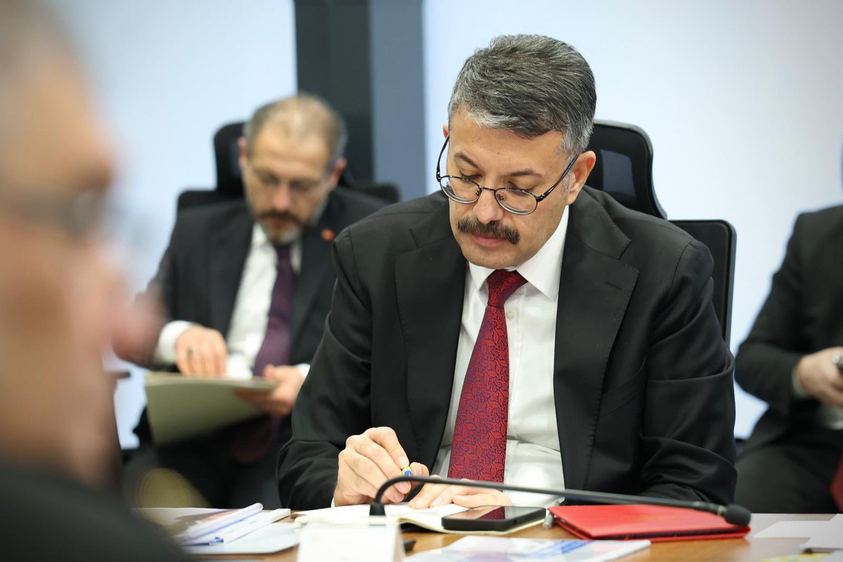 valialicelik's tweet photo. 📍İçişleri Bakanlığı 

İçişleri Bakanımız Sayın @mustafaciftcitr başkanlığında, Bakan Yardımcılarımız ve 81 il Valimizin katılımıyla Ramazan Bayramı ve Nevruz süreci öncesi güvenlik tedbirlerini değerlendirdik.

Vatandaşlarımızın huzuru ve güvenliği her şeyden önemli… Bayram boyunca sahadaki tüm birimlerimizle koordineli bir şekilde çalışarak Jandarma ve Emniyet teşkilatımızla gerekli her türlü önlemi alacağız.

Milletimizin huzur içerisinde bir bayram geçirmesi için tüm mesai arkadaşlarımızla görevimizin başındayız.